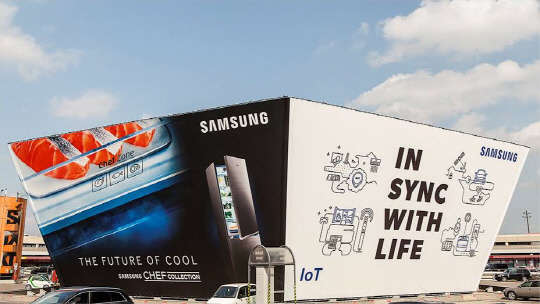 IFA 2015 개막을 앞둔 2일 테겔 베를린 국제공항에 설치된 삼성전자 옥외광고. <삼성전자 제공>